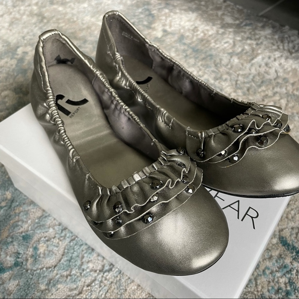 NEW Silver Report Footwear Flats